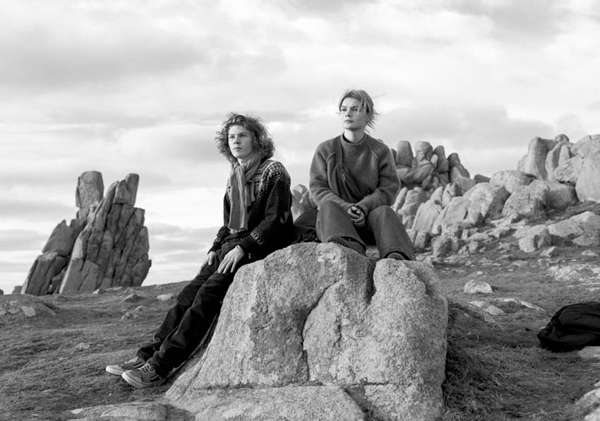 Dos mujeres sentadas en unas piedras